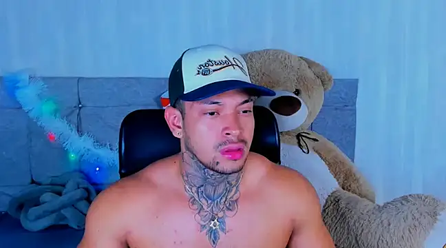 Snapshot of Stiven_collins chatting on December 13, 7:21 pm Stiven collins online show from December 13, 7:21 pm