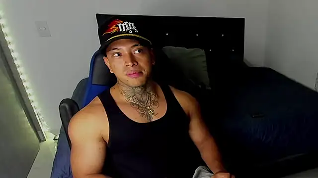 Snapshot of Stiven_collins chatting on February 21, 6:51 am Stiven collins online show from February 21, 6:51 am