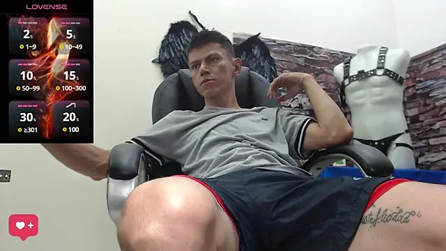 Snapshot of andy_dwels777 chatting on January 28, 10:01 pm andy dwels777 online show from January 28, 10:01 pm