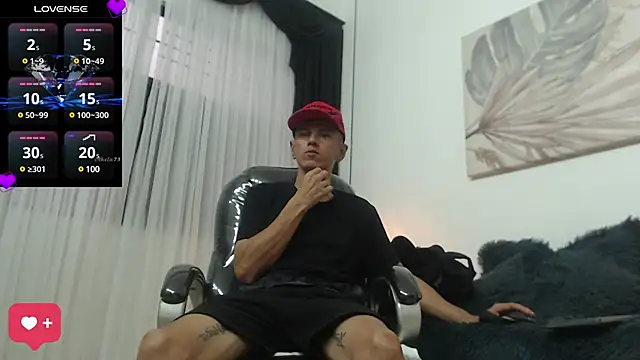 Snapshot of andy_dwels777 chatting on December 24, 12:44 pm andy dwels777 online show from December 24, 12:44 pm