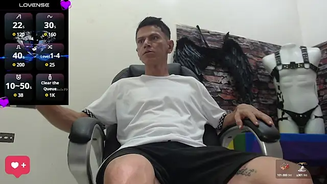 Snapshot of andy_dwels777 chatting on December 7, 6:26 pm andy dwels777 online show from December 7, 6:26 pm