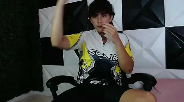 Snapshot of Dani_cumboy chatting on December 19, 4:56 am Dani cumboy online show from December 19, 4:56 am