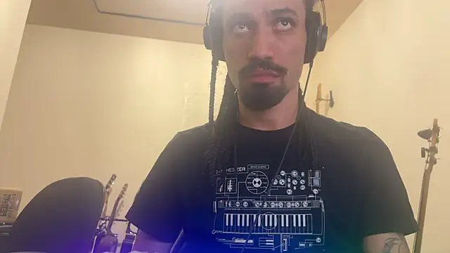 Snapshot of hotcamboy420 chatting on October 27, 3:31 am hotcamboy420 online show from October 27, 3:31 am