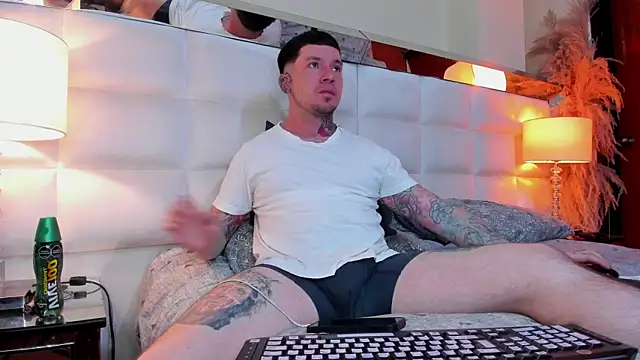 Snapshot of Adam_tatto chatting on October 31, 4:36 am Adam tatto online show from October 31, 4:36 am