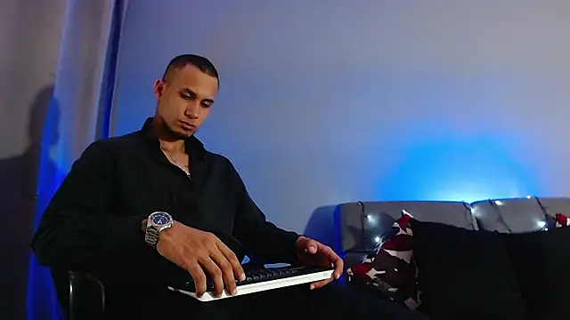 Snapshot of MagnusFrost chatting on December 3, 5:08 am MagnusFrost online show from December 3, 5:08 am