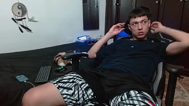 Snapshot of aaron_blug chatting on October 24, 10:22 pm aaron blug online show from October 24, 10:22 pm