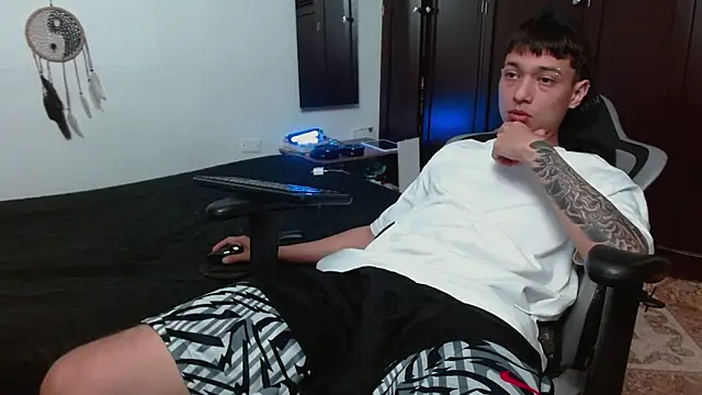 Snapshot of aaron_blug chatting on October 19, 2:05 am aaron blug online show from October 19, 2:05 am