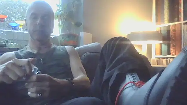 Snapshot of SHARPSkinhead chatting on October 4, 2:44 pm SHARPSkinhead online show from October 4, 2:44 pm