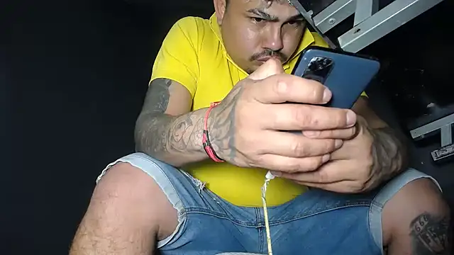 Snapshot of DickMasterfindom chatting on December 30, 11:06 pm DickMasterfindom online show from December 30, 11:06 pm