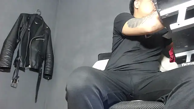 Snapshot of DickMasterfindom chatting on March 20, 1:13 am DickMasterfindom online show from March 20, 1:13 am