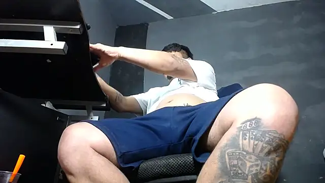 Snapshot of DickMasterfindom chatting on October 24, 4:14 am DickMasterfindom online show from October 24, 4:14 am