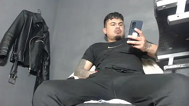 Snapshot of DickMasterfindom chatting on March 15, 4:13 am DickMasterfindom online show from March 15, 4:13 am