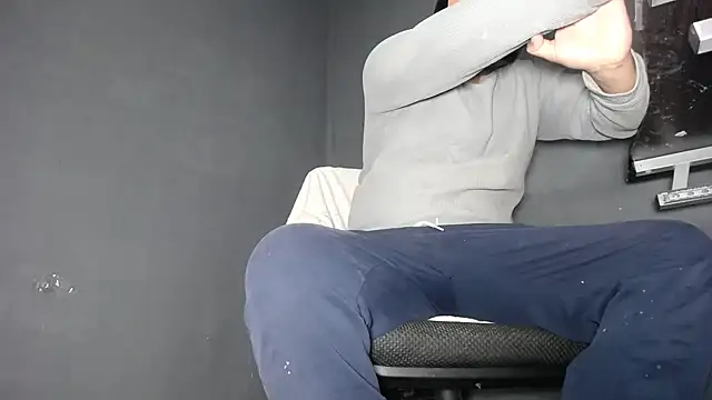 Snapshot of DickMasterfindom chatting on January 12, 6:49 am DickMasterfindom online show from January 12, 6:49 am