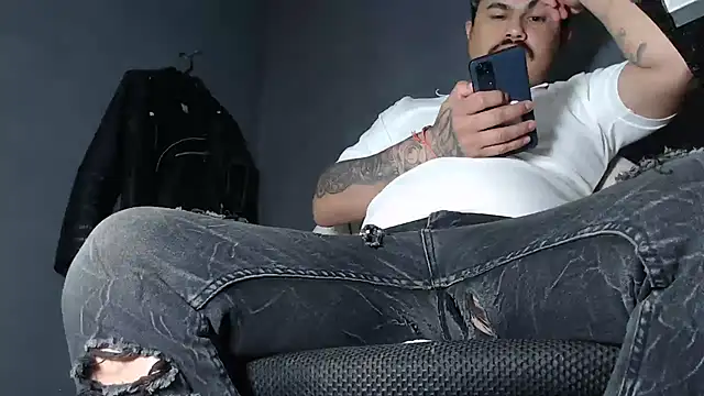 Snapshot of DickMasterfindom chatting on February 28, 5:15 am DickMasterfindom online show from February 28, 5:15 am