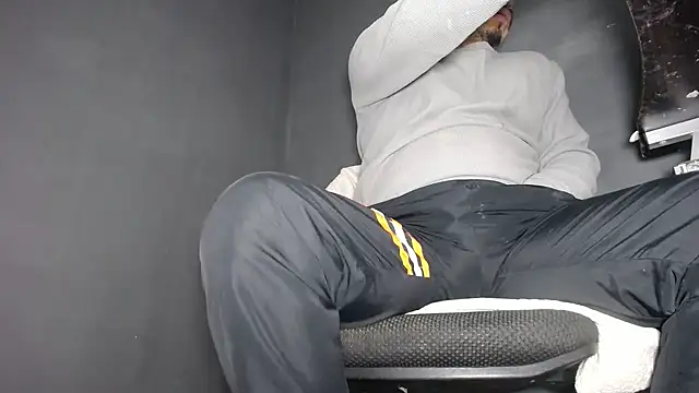 Snapshot of DickMasterfindom chatting on January 21, 6:01 am DickMasterfindom online show from January 21, 6:01 am