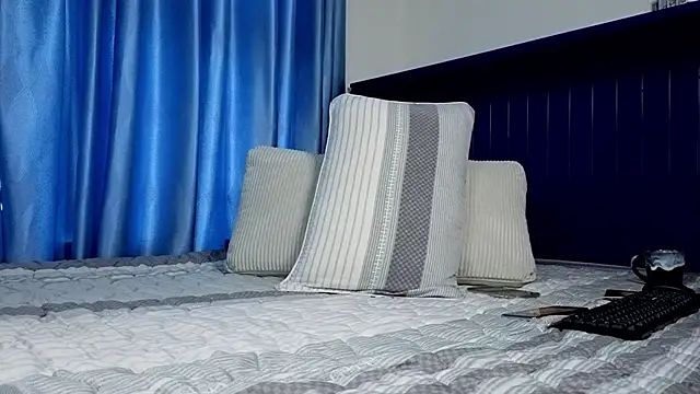 Joseph  Quinn online show from April 27, 3:47 am