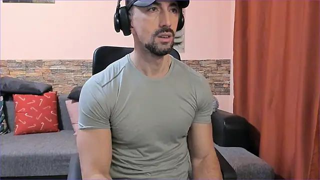 Snapshot of HotHunkTrainer chatting on February 24, 9:21 am HotHunkTrainer online show from February 24, 9:21 am
