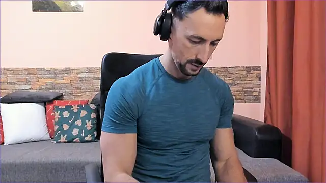 Snapshot of HotHunkTrainer chatting on February 11, 9:53 am HotHunkTrainer online show from February 11, 9:53 am