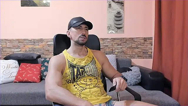 Snapshot of HotHunkTrainer chatting on February 15, 9:27 am HotHunkTrainer online show from February 15, 9:27 am