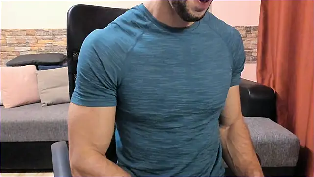 Snapshot of HotHunkTrainer chatting on September 20, 7:19 am HotHunkTrainer online show from September 20, 7:19 am