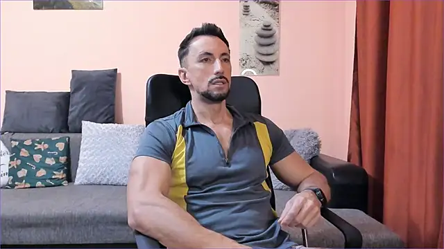 Snapshot of HotHunkTrainer chatting on January 5, 9:48 am HotHunkTrainer online show from January 5, 9:48 am