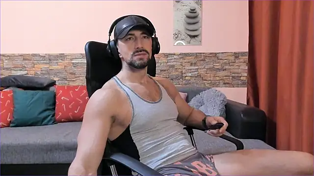 Snapshot of HotHunkTrainer chatting on January 14, 9:02 am HotHunkTrainer online show from January 14, 9:02 am