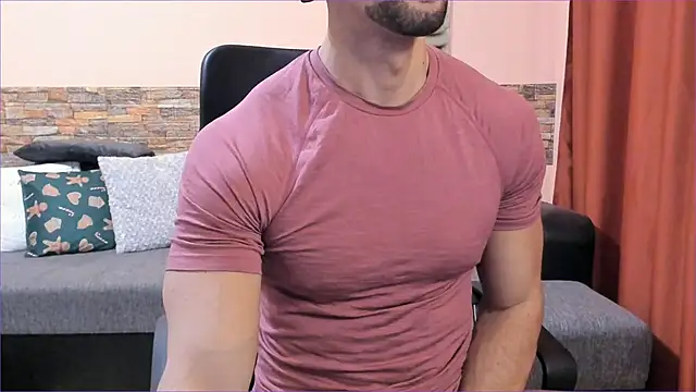 Snapshot of HotHunkTrainer chatting on January 28, 9:30 am HotHunkTrainer online show from January 28, 9:30 am