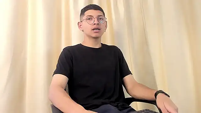 Snapshot of a_lejandro_0_8 chatting on January 18, 2:44 pm a lejandro 0 8 online show from January 18, 2:44 pm