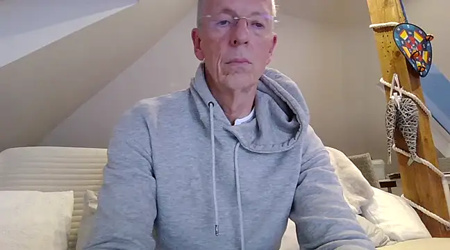 maxmueller321 online show from December 7, 3:08 pm