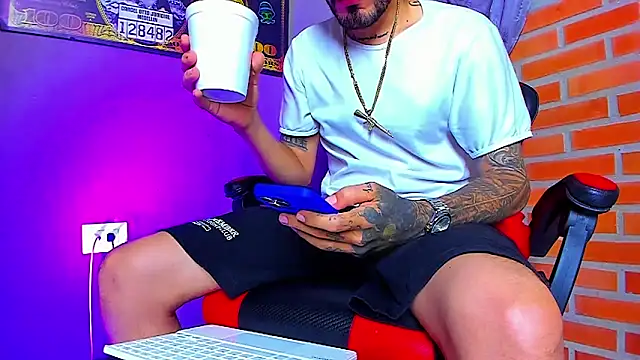 Snapshot of smoker445 chatting on October 31, 3:19 am smoker445 online show from October 31, 3:19 am