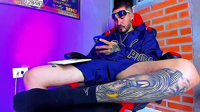 Snapshot of smoker445 chatting on October 30, 2:46 am smoker445 online show from October 30, 2:46 am