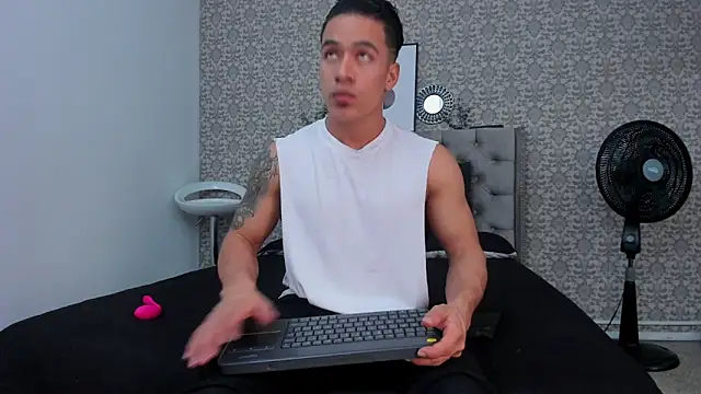 Snapshot of Bryson_Collins_ chatting on September 23, 11:15 pm Bryson Collins online show from September 23, 11:15 pm