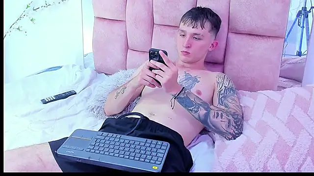 Snapshot of Dylanwhite23_ chatting on February 13, 11:58 pm Dylanwhite23 online show from February 13, 11:58 pm