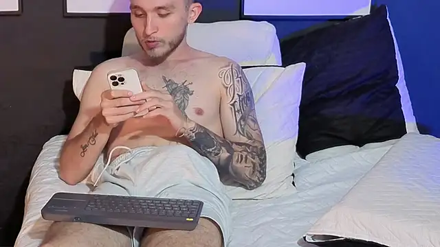 Dylanwhite23  online show from April 4, 3:58 am