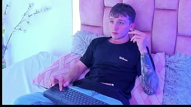 Snapshot of Dylanwhite23_ chatting on February 10, 11:45 pm Dylanwhite23 online show from February 10, 11:45 pm
