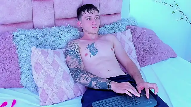 Snapshot of Dylanwhite23_ chatting on January 28, 5:00 am Dylanwhite23 online show from January 28, 5:00 am
