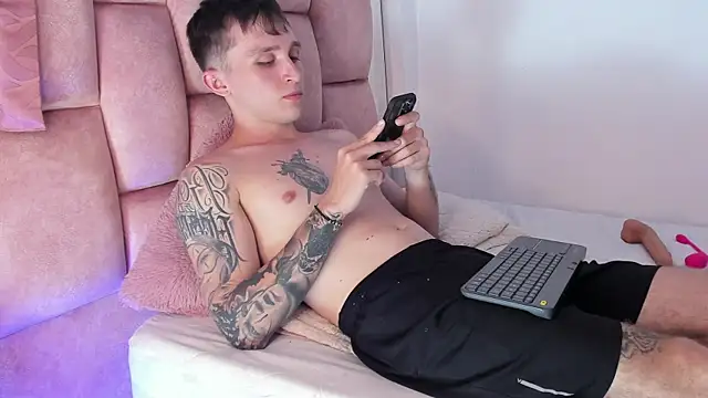 Snapshot of Dylanwhite23_ chatting on March 21, 7:33 am Dylanwhite23 online show from March 21, 7:33 am