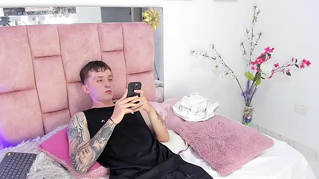 Snapshot of Dylanwhite23_ chatting on January 29, 2:09 am Dylanwhite23 online show from January 29, 2:09 am