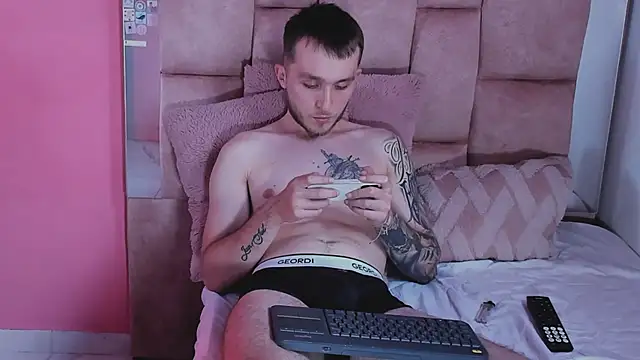 Dylanwhite23  online show from April 23, 9:50 pm