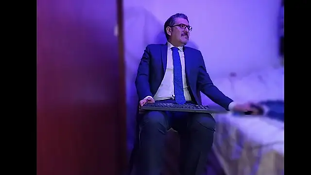 BushBator online show from December 16, 7:15 am