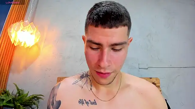 Snapshot of french_sexx chatting on January 4, 1:21 am french sexx online show from January 4, 1:21 am