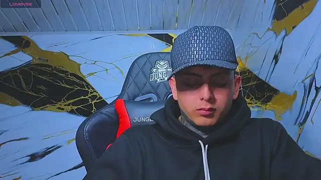 Snapshot of Kevin22_222 chatting on October 25, 7:43 am Kevin22 222 online show from October 25, 7:43 am