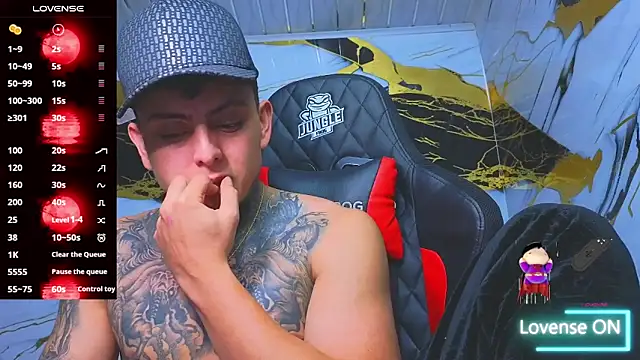 Snapshot of Kevin22_222 chatting on October 28, 8:06 am Kevin22 222 online show from October 28, 8:06 am