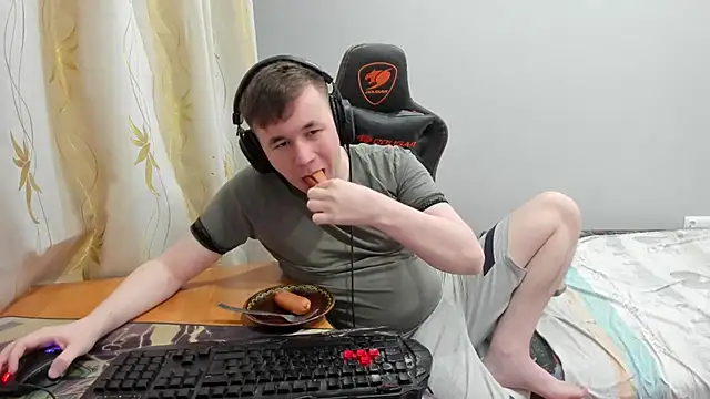 iliaskrislove online show from April 25, 9:45 pm