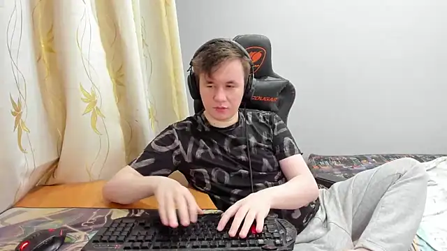 iliaskrislove online show from June 10, 7:03 pm