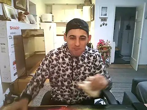 Snapshot of mihaimichael chatting on October 19, 11:30 pm mihaimichael online show from October 19, 11:30 pm