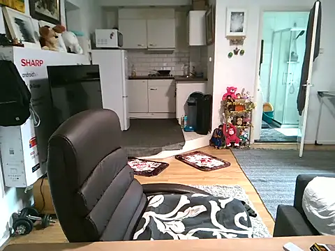 Snapshot of mihaimichael chatting on October 25, 11:23 am mihaimichael online show from October 25, 11:23 am