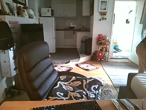 Snapshot of mihaimichael chatting on October 24, 9:11 am mihaimichael online show from October 24, 9:11 am