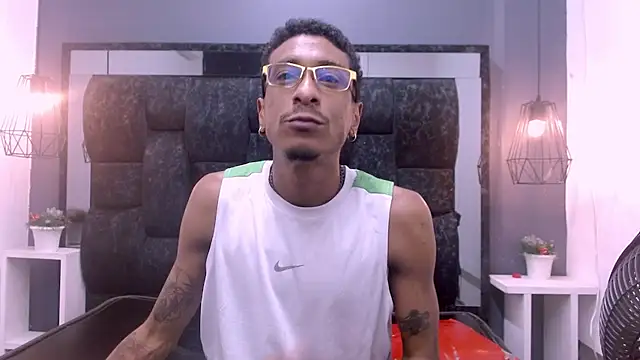 Snapshot of Jose_Smoke chatting on December 15, 2:41 am Jose Smoke online show from December 15, 2:41 am