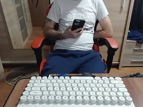 Snapshot of uncutguy01 chatting on October 22, 5:44 am uncutguy01 online show from October 22, 5:44 am